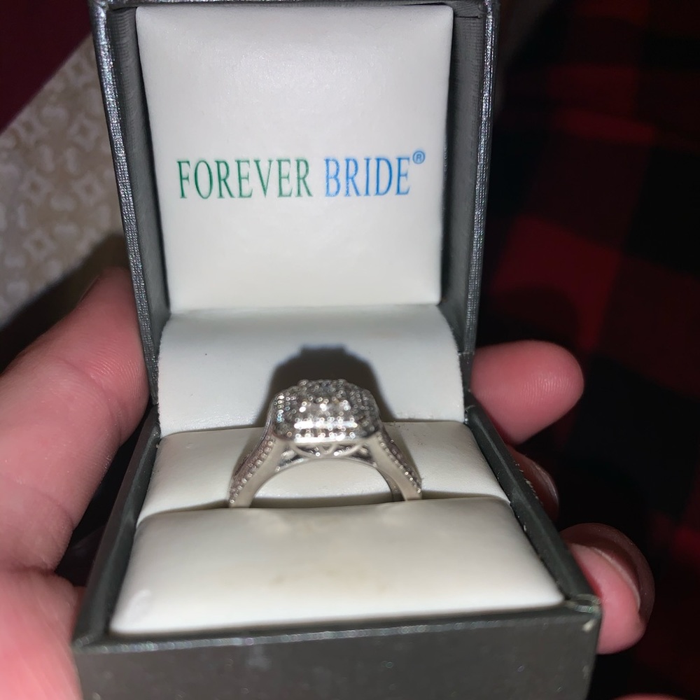 Wedding/engagement ring